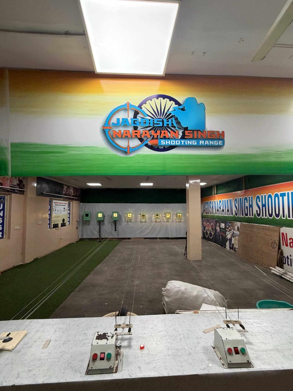 Indoor shooting range with target setup